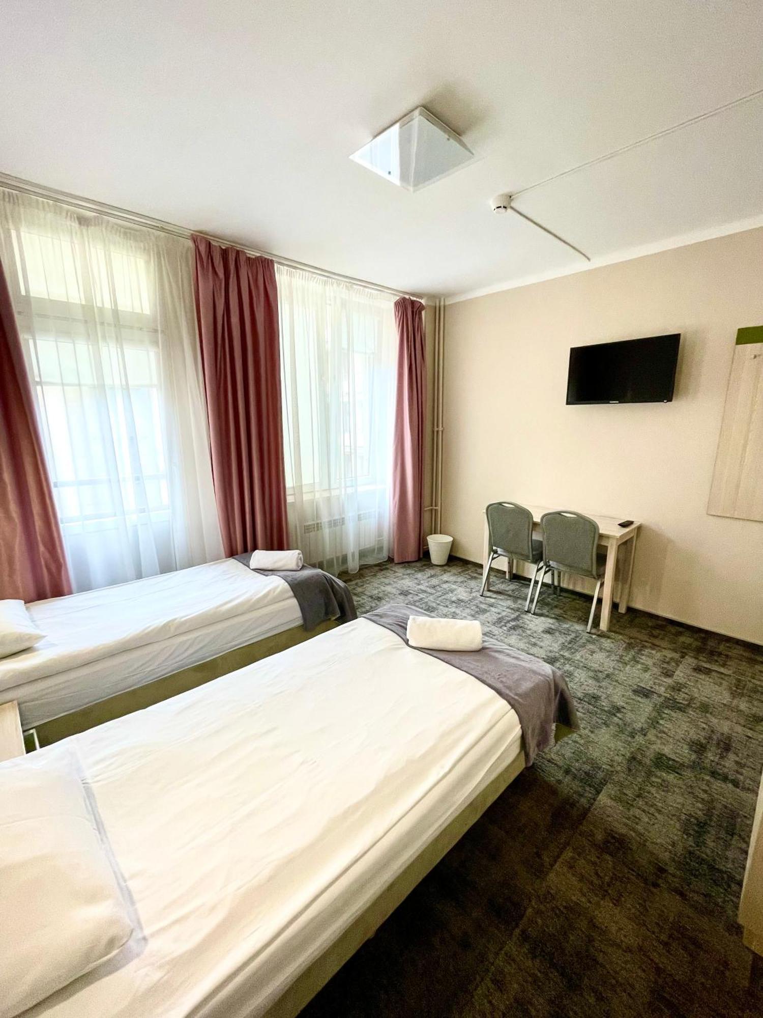 Emka Hostel Varsovie Extérieur photo